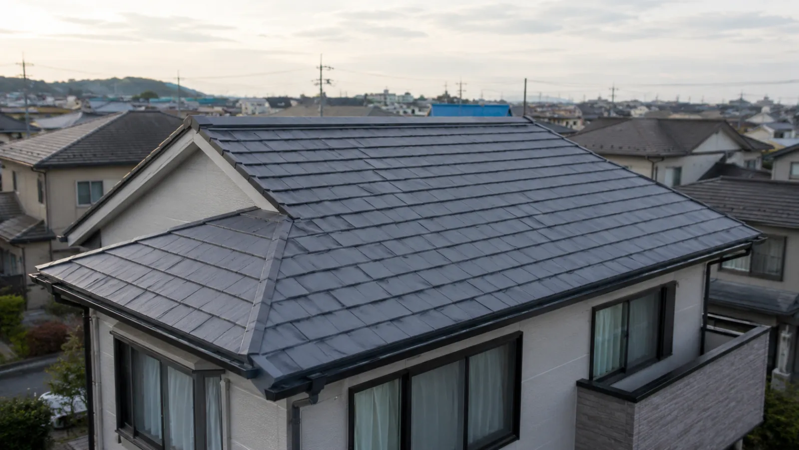住宅街の日本家屋の屋根